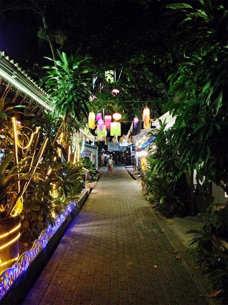 Calles del centro de Koh Tao por la noche