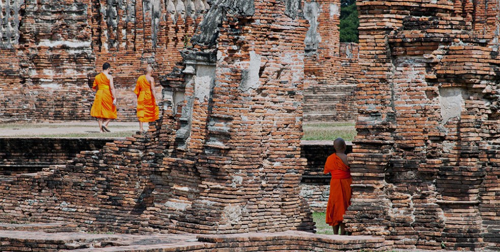 Monjes budistas entre las ruinas
