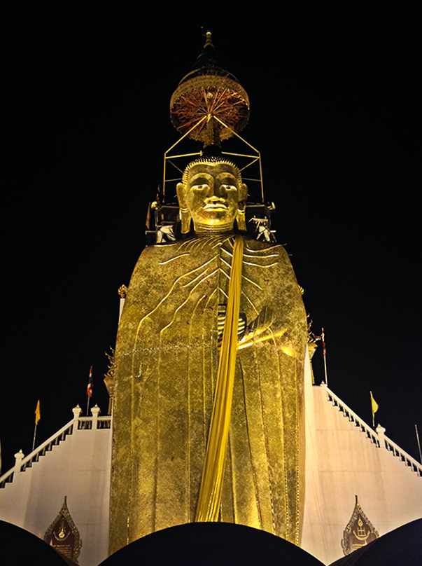 Estatua de Buda de pie