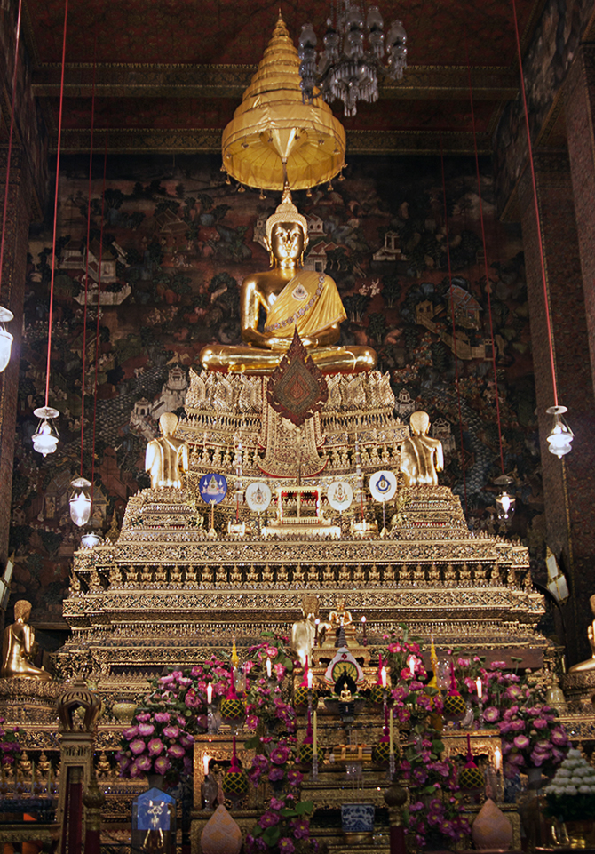 Interiores de un templo en Bangkok