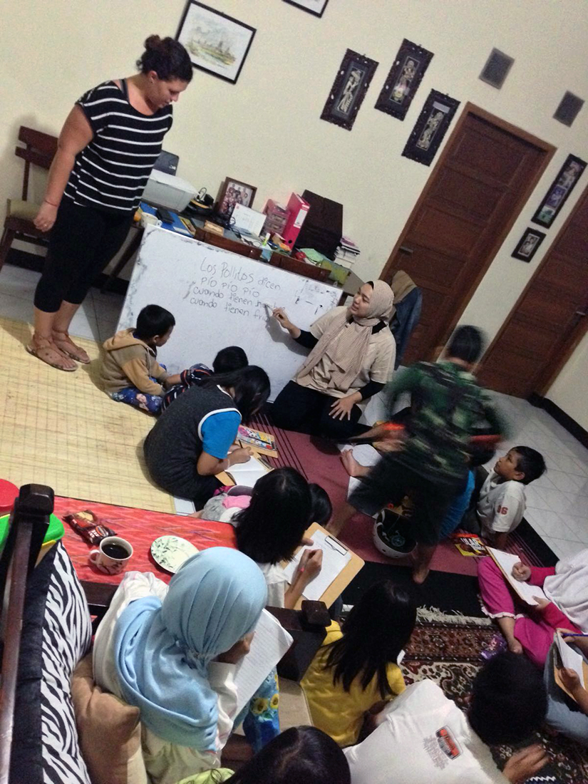 Enseñando español a niños en Bandung, Indonesia