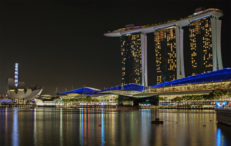 Vista nocturna del Hotel Marina Bay y el Museo de Arte y Ciencias