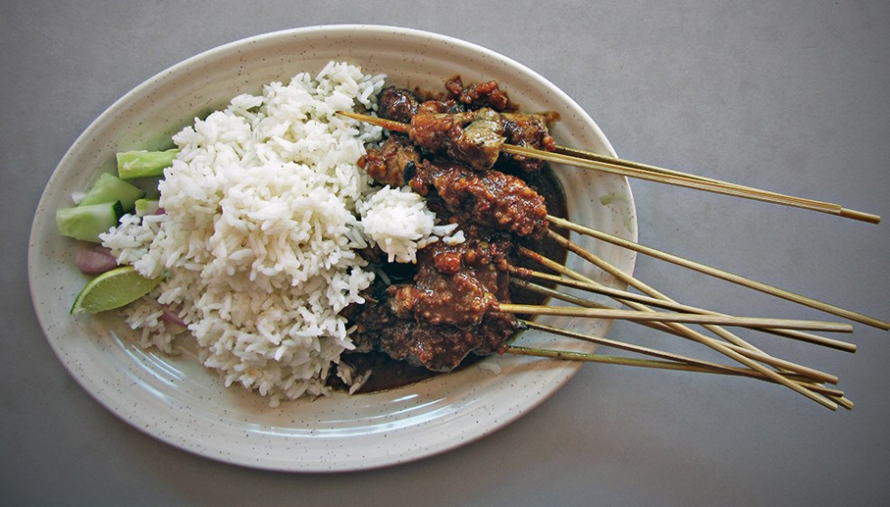 Satay de pollo con arroz blanco