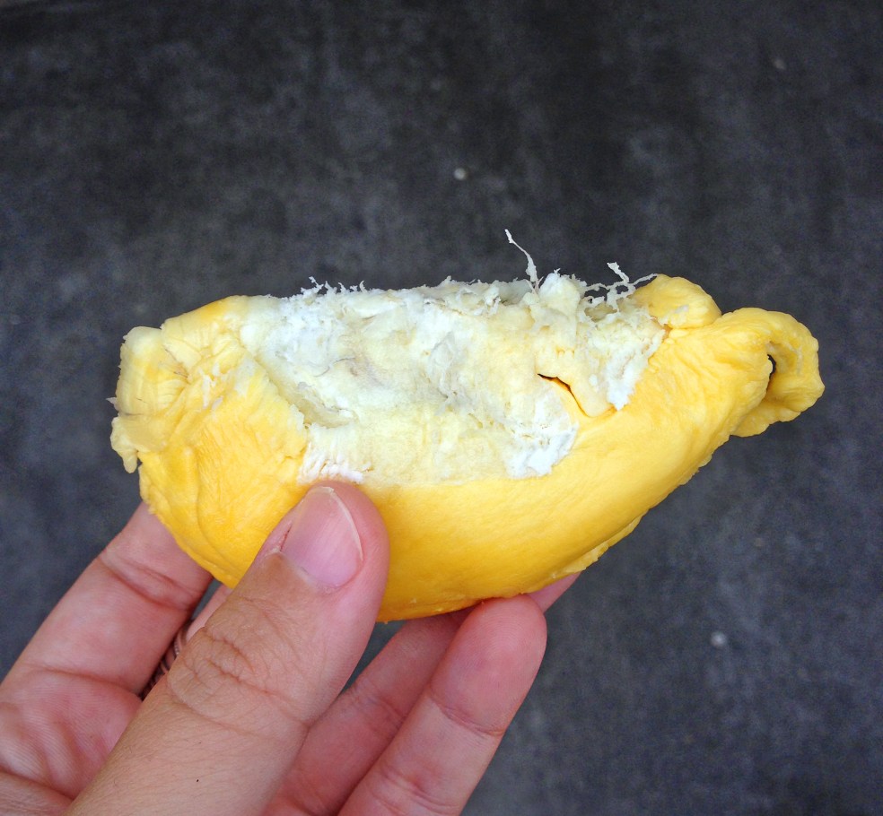 probando durián en Malasia