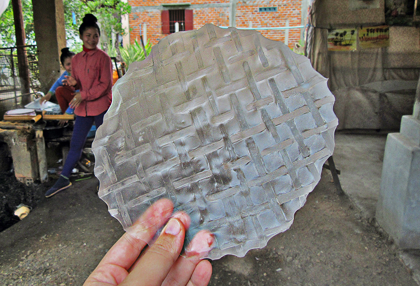 Una lámina de papel de arroz comestible recién hecha