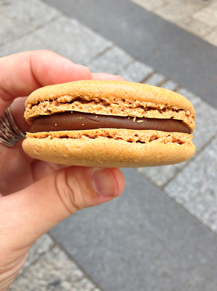 Macaron maracuyá y chocolate de PIerre Hermé